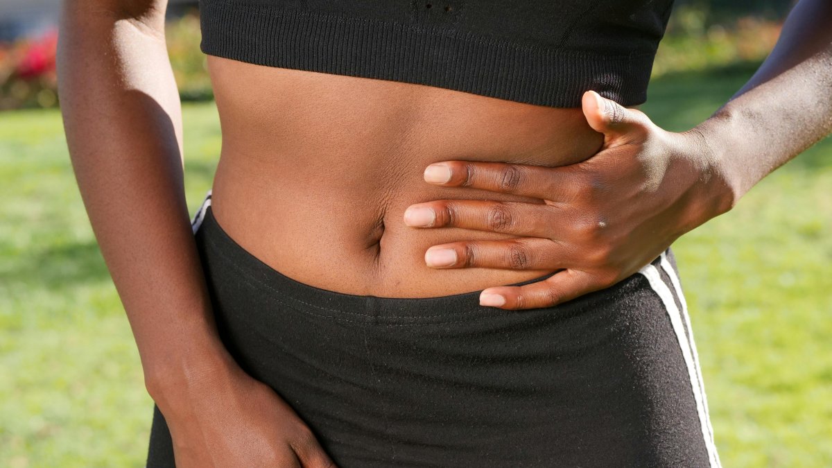 Un mal de ventre constant ? Votre microbiote intestinal est peut-être le problème Personne ayant mal au ventre, sa main est posée sur le ventre